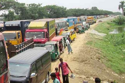 ১৪ কিলোমিটার যানজটে ঢাকা-চট্টগ্রাম মহাসড়কে